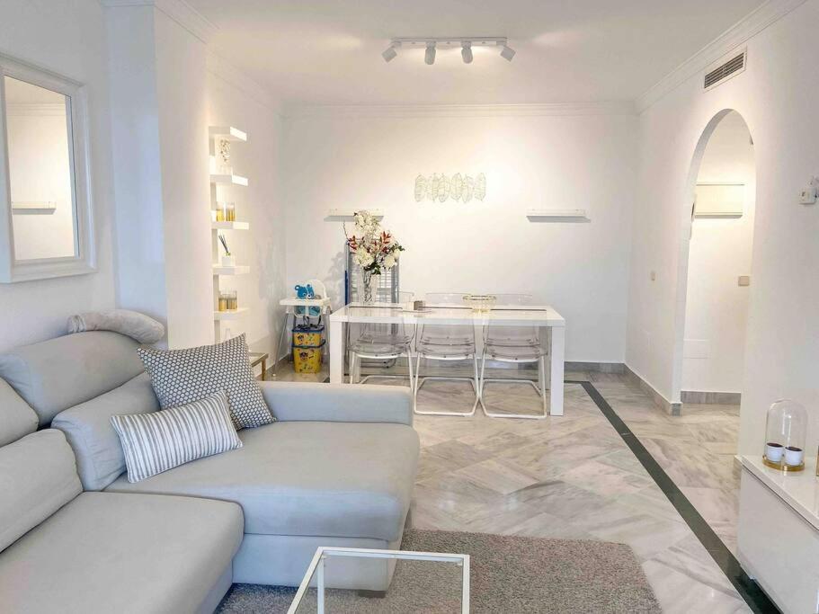 Luxurious 2 Bedroom Apartment, Puerto Banus, Two Beautifull Swimmingpools Appartement Marbellac
